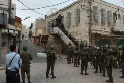 israel starts vacating west bank outpost