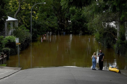 thousands of australians return to uninhabitable homes as floods recede
