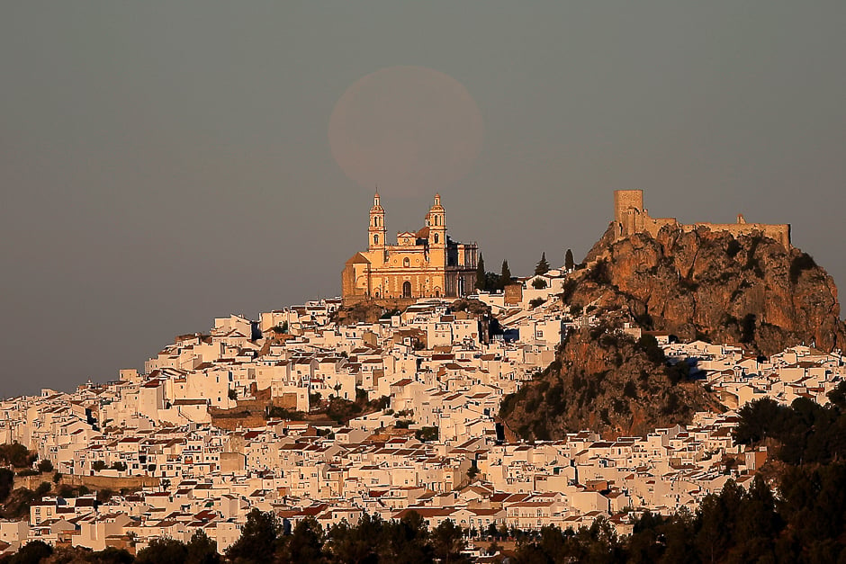 The supermoon sets over the church of Nuestra Senora de la Encarnacion at dawn in Olvera, near Cadiz, southern Spain. PHOTO: REUTERS