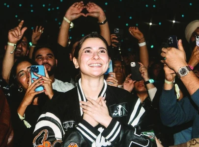 diljit dosanjh invites hania aamir on stage diljit dosanjh invites hania aamir on stage