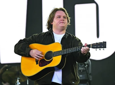 lewis capaldi laughs off awkward handshake snub from martin brundle during singapore grand prix