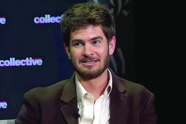 andrew garfield goes viral at 2025 golden globes after rocking glasses and charming fans