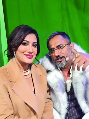 mehwish hayat yo yo honey singh snag hearts in new reel mehwish hayat yo yo honey singh snag hearts in new reel