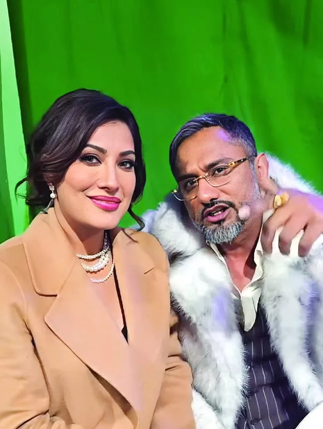 mehwish hayat yo yo honey singh snag hearts in new reel mehwish hayat yo yo honey singh snag hearts in new reel
