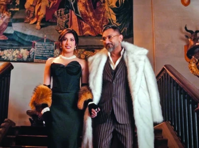 mehwish hayat bedazzles in honey singh s jatt mehkma