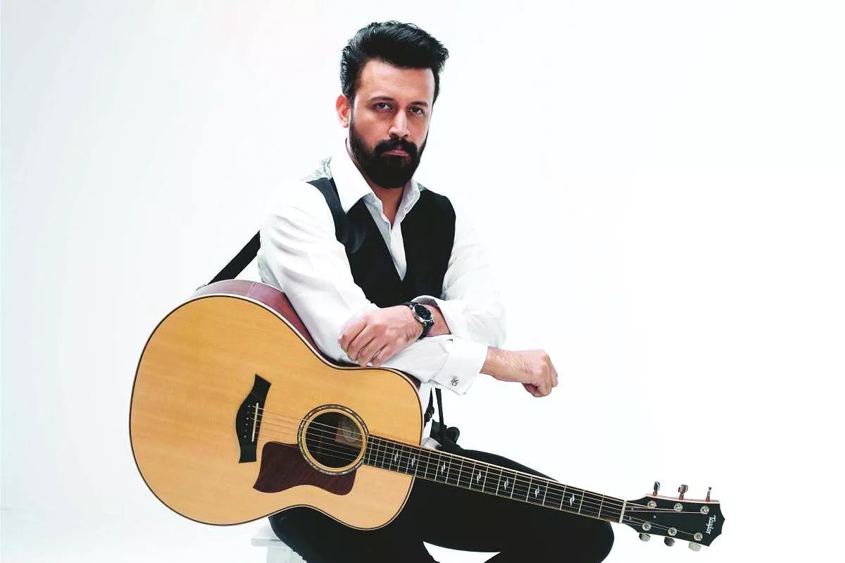 atif serenaded the fan at the concert photo file atif serenaded the fan at the concert photo file