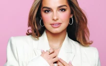 addison rae goes full birdbox at lax and the internet can t stop laughing