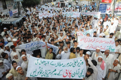 karachi residents protest against acute water shortage