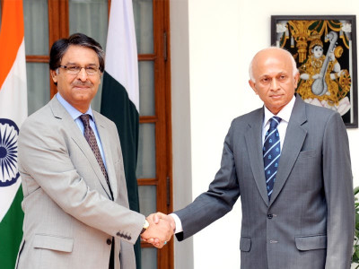 pakistan fends off role in mumbai attacks clings to talks process