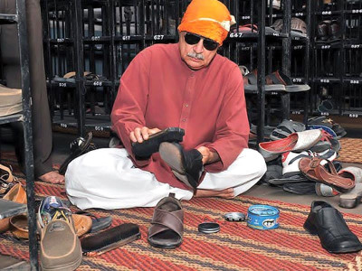 pakistan s sevadar dag issued notice for polishing shoes in india