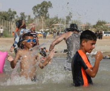 iraqis escape country s woes at lake resort