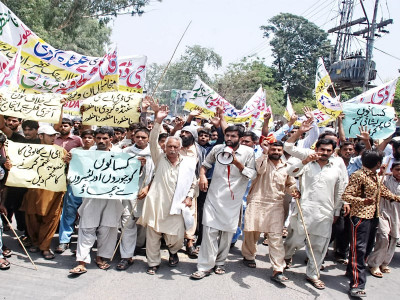 urbanisation woes farmers protest establishment of housing colony in gujranwala