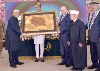a palestinian delegation presents a souvenir to president asif ali zardari in islamabad photo sabah