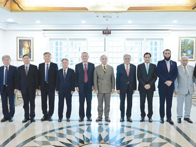 prime minister shehbaz sharif and some key members of his cabinet pose with members of a chinese delegation led by 14th national people s congress standing committee vice chairman cal dafeng photo nni prime minister shehbaz sharif and some key members of his cabinet pose with members of a chinese delegation led by 14th national people s congress standing committee vice chairman cal dafeng photo nni