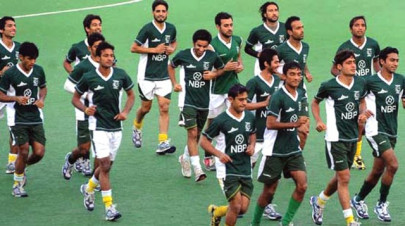hockey undeterred greenshirts train on