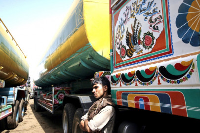 pakistan temporarily suspends nato supply route over security