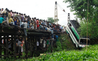 truck plunge kills 16 pilgrims in indian kashmir