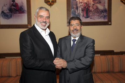 in shift by egypt president meets hamas leader