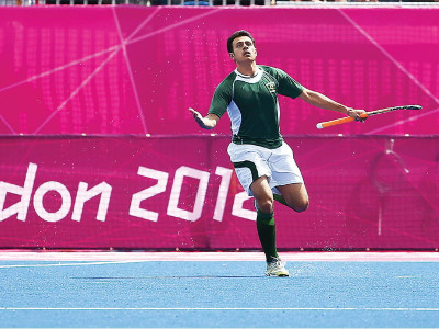 hockey greenshirts salvage a draw in opener hockey greenshirts salvage a draw in opener