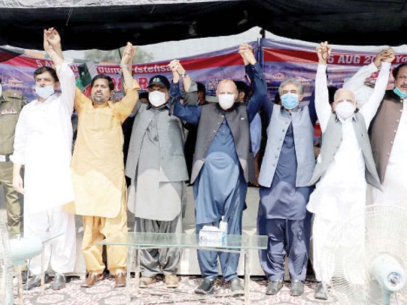 punjab governor chaudhry sarwar chief minister usman buzdar and other leaders form a human chain during a rally at faisal chowk to express solidarity with kashmiri people photo express