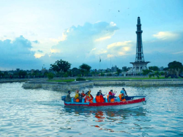 people enjoy a boat ride in greater iqbal park in lahore photo online people enjoy a boat ride in greater iqbal park in lahore photo online