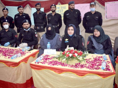 police set up female front desk police set up female front desk