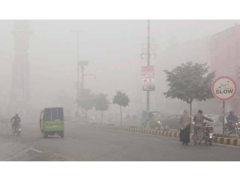 the jail road in lahore depicts the misery of the people as fog continues its onslaught photo abid nawaz express