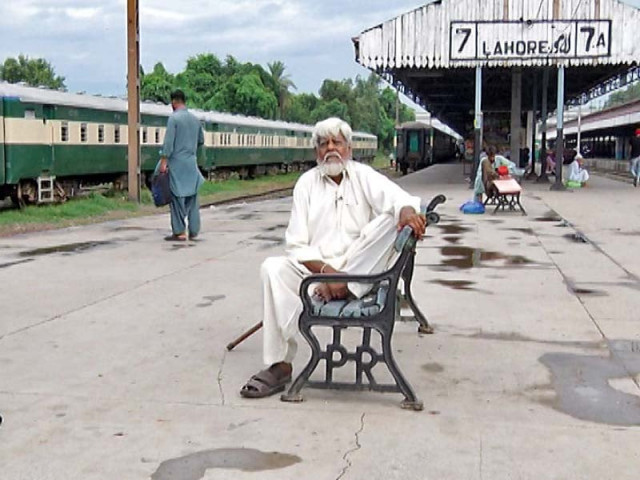 80 year old mohammad rashid who migrated to pakistan during partition continues his annual tradition of commemorating independence day by visiting lahore railway station photo express 80 year old mohammad rashid who migrated to pakistan during partition continues his annual tradition of commemorating independence day by visiting lahore railway station photo express
