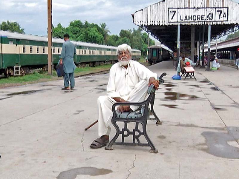 80 year old mohammad rashid who migrated to pakistan during partition continues his annual tradition of commemorating independence day by visiting lahore railway station photo express