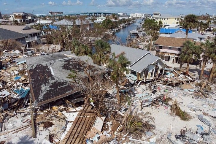 فورٹ مائرز بیچ، فلوریڈا، یو ایس، 26 اکتوبر 2022 کو سمندری طوفان ایان کی لینڈ فال کے تقریباً ایک ماہ بعد تباہ شدہ مکانات کی باقیات نظر آ رہی ہیں۔ REUTERS/Marco Bello