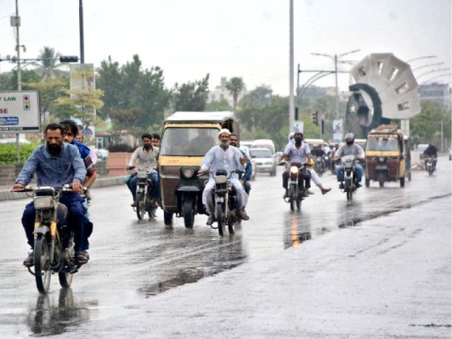 people head to work during light rain photo jalal qureshi express people head to work during light rain photo jalal qureshi express