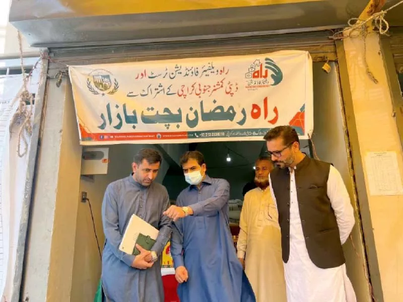karachi commissioner muhammad iqbal memon checks prices of essential items during his visit to the market on saturday photo express karachi commissioner muhammad iqbal memon checks prices of essential items during his visit to the market on saturday photo express