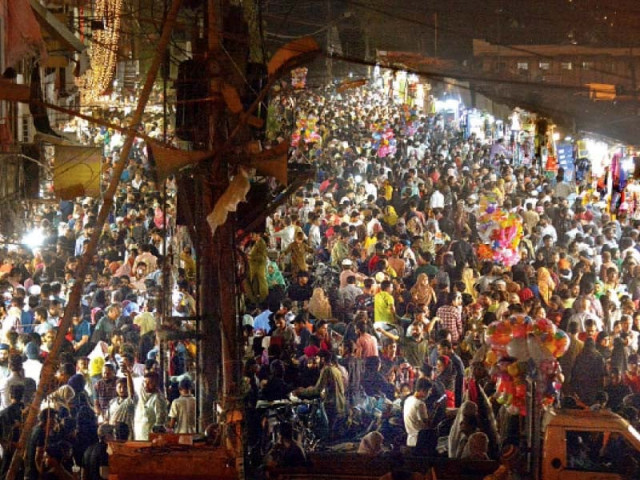 rush of people in hyderi market north nazimabad on wednesday photo express rush of people in hyderi market north nazimabad on wednesday photo express