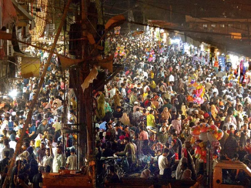 rush of people in hyderi market north nazimabad on wednesday photo express rush of people in hyderi market north nazimabad on wednesday photo express