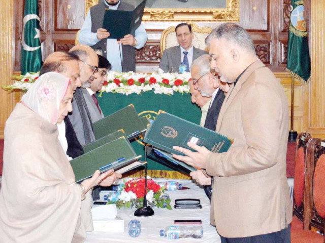 k p governor haji ghulam ali administers the oath to caretaker cabinet in peshawar photo nni k p governor haji ghulam ali administers the oath to caretaker cabinet in peshawar photo nni
