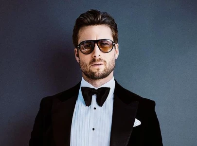 glen powell in talks to star in jj abrams next feature film