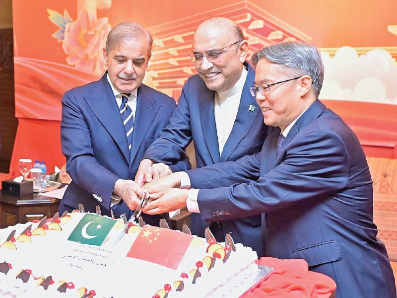 president asif ali zardari prime minister shehbaz sharif and chinese ambassador jiang zaidong cut a cake to mark the 75th anniversary of the founding of the people s republic of china in islamabad photo app