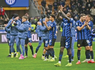 inter beat como to keep atalanta in sight