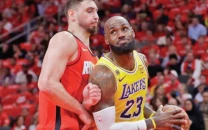 lakers edge rockets in thriller