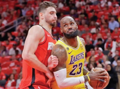 lakers edge rockets in thriller