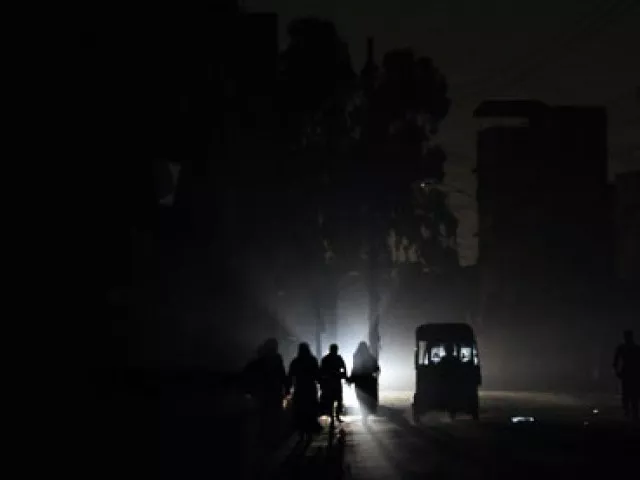 rare outage plunges karachi into darkness rare outage plunges karachi into darkness