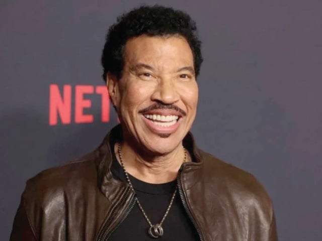Lionel Richie says he is recovering after on-stage health scare