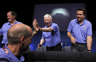 mars rover curiosity lands on surface of red planet