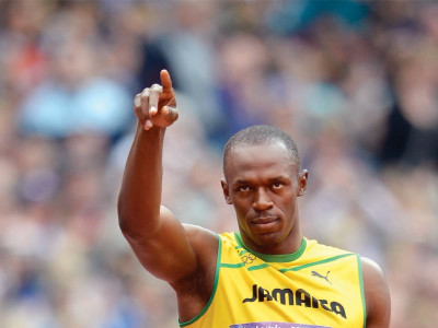 olympics bolt jogs through his 200m heats