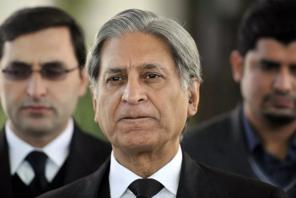 supreme court gets too free steps out of constitutional domain aitzaz supreme court gets too free steps out of constitutional domain aitzaz