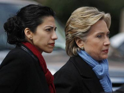 obama in warm defense of clinton s muslim aide