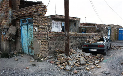 two earthquakes in iran kill 250 and injure 2 000