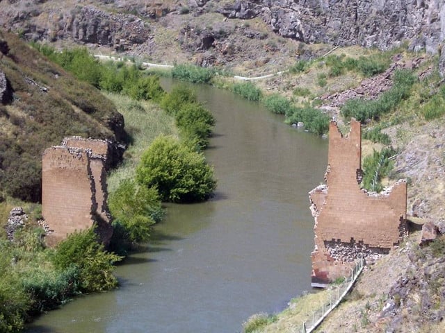 Turkiye and Armenia sign deal to restore border bridge