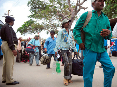 pakistan frees 55 indian fishermen