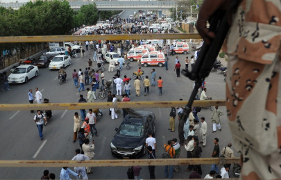 2 killed 18 injured in karachi blast